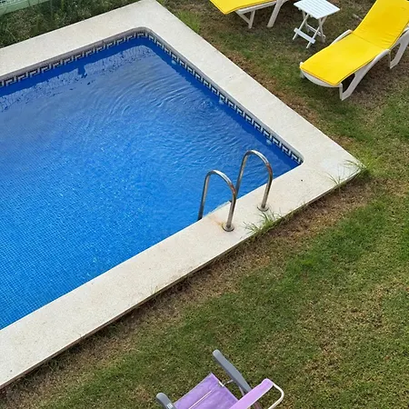 Con Piscina Privada Y Aacc Дом отдыха